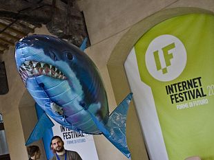b310132059-rossi-all-internet-festival-equita-di-accesso-alla-rete