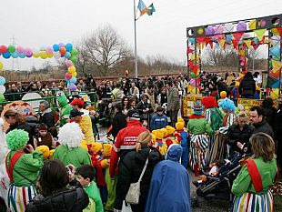 b402251303-carnevale-pericolose-maschere-e-bombolette-spray