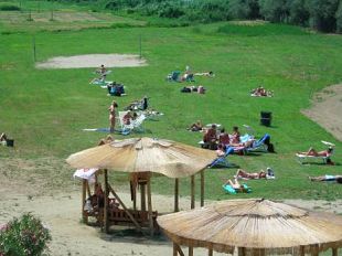b007241844-anche-un-chiringuito-per-la-spiaggia-sull-arno