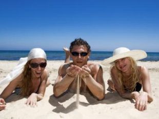 b208141530-massaggi-in-spiaggia-con-balsami-nocivi-preso-dai-carabinieri