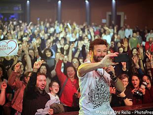 paolo-vallesi-il-calorosissimo-abbraccio-al-teatro-puccini-di-firenze