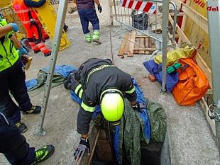 operaio-cade-in-un-tombino