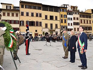 una-piazza-festante-ha-salutato-gli-uomini-e-le-donne-in-uniforme
