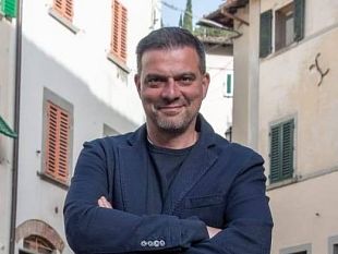 si-barrica-dentro-lultima-banca-del-paese-per-non-farla-chiudere