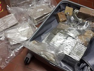 novoli-20-chili-di-hashish-in-una-cantina