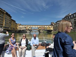 arno-a-firenze-remare-tutti-nella-stessa-direzione