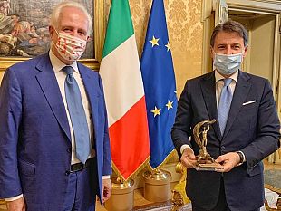 giani-a-roma-consegna-a-conte-la-tartaruga-dei-medici