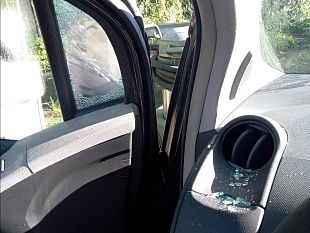 macchina-spaccata-in-pieno-giorno-presi-due-pacchetti-di-caramelle