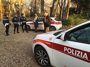 firenze-si-ferma-al-posto-di-blocco-e-regala-ai-vigili-mascherine-e-gel