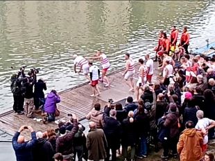 capodanno-2024-a-firenze-il-tuffo-di-giani-le-foto