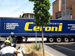 tramvia-morgagni-in-tilt-si-incastra-un-mezzo-pesante