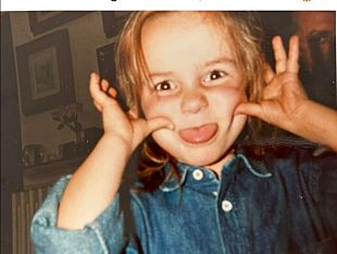 lassessora-compie-40-anni-e-pubblica-una-sua-foto-da-bambina