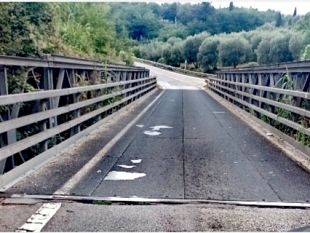 galluzzo-polemiche-sul-ponte-sotto-la-certosa