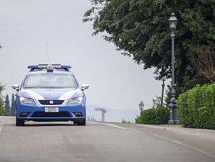 firenze-poliziotti-con-il-binocolo-sorprendono-spacciatore-e-cliente