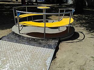 parco-iqbal-torna-a-far-discutere-la-giostrina-inclusiva