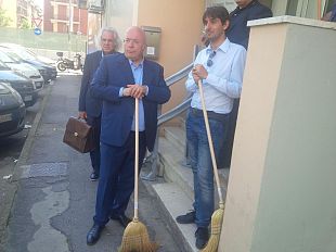 i-rifugiati-politici-assediati-con-scope-e-strofinacci-dai-leader-della-destra-storace-e-donzelli