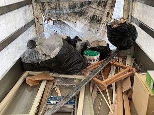 scaricano-rifiuti-da-lavori-edili-in-un-cassonetto-denunciati