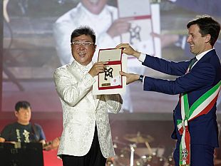 jonnie-jiang-la-star-cinese-riceve-le-chiavi-della-citta-di-firenze-al-teatro-del-maggio
