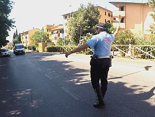 urta-auto-in-sosta-e-fugge-la-vettura-e-oggi-senza-assicurazione