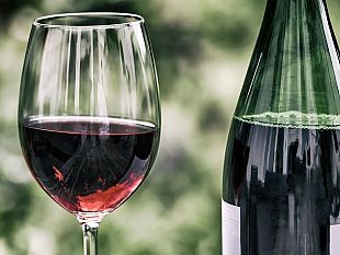 vino-e-dazi1-bottiglia-su-5-di-vino-italiano-bevutaoltre-confine-e-toscana