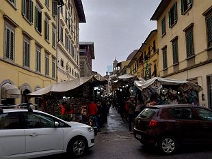 le-bancarelle-di-san-lorenzo-chiudono-il-lunedi-ma-non-sempre