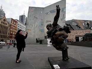 le-ironiche-leggerezze-del-maestro-xu-hongfei-a-palazzo-medici-riccardi