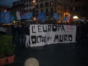 a911081805-sit-in-davanti-palazzo-vecchio-per-ricordare-la-caduta-del-muro-di-berlino