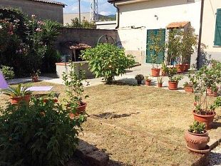 marina-di-carrara-botte-ingiurie-e-minacce-agli-anziani-in-struttura-non-autorizzata