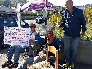 flash-mob-dei-pensionati-cgil-per-una-pensilina-a-fiesole