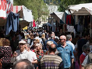 firenze-oggi-lo-shopping-si-fa-anche-tra-i-banchi