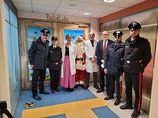 i-carabinieri-di-prato-portano-babbo-natale-ai-bambini-in-pediatria