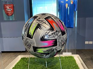 al-museo-del-calcio-il-pallone-della-finale-e-la-coppa-di-euro-2020