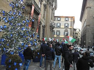 firenze-centinaia-in-piazza-per-lorenzo-fabio-e-libero