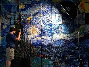 la-notte-stellata-di-van-gogh-interpretata-dagli-artisti-tessili