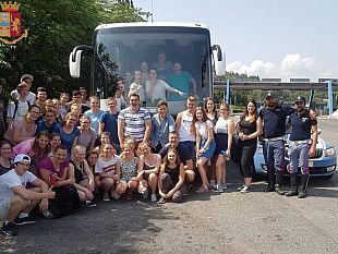 bus-fermo-in-autostrada-polstrada-e-tramvia-salvano-la-gita