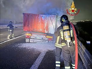 alba-di-fuoco-in-autostrada-rimorchio-in-fiamme