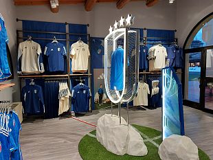 la-nuova-maglia-dellitalia-in-vendita-al-museo-del-calcio