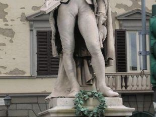 a812291906-firenze-restauro-per-la-statua-di-carlo-goldoni