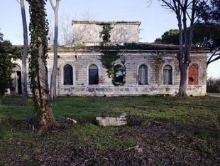 b104042348-coltano-dopo-la-rinuncia-al-campo-profughi-tornera-l-abbandono