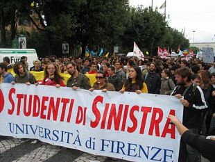 a811041449-manifestazioni-studentesche-cossiga-denunciato-per-istigazione-a-delinquere-e-apologia-di-reato