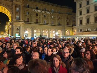 decine-di-migliaia-di-sardine-inscatolate-contro-la-lega-in-piazza-della-repubblica