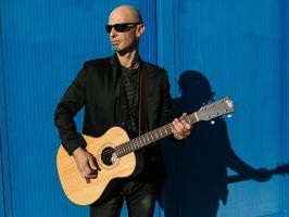 finaz-porta-sul-palco-del-santomato-live-la-guitar-revolution
