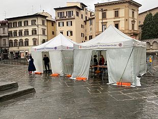 due-tende-per-i-tamponi-in-piazza-dell