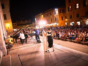 concerto-gratuito-in-piazza-duomo-a-pietrasanta