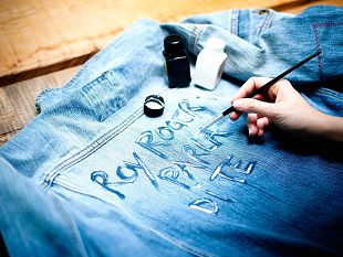 spopola-il-jeans-personalizzato-meno-strappi-e-piu-stampe-e-decori