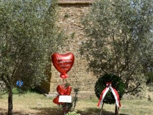 corona-di-fiori-a-15-anni-dalla-scomparsa-di-veronica-locatelli