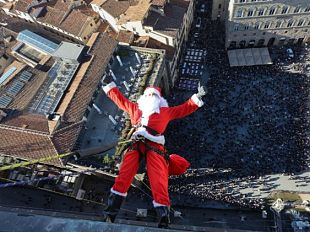 babbo-natale-e-la-befana-calano-dallalto