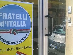 colpi-di-spranga-in-pieno-giorno-contro-la-sede-di-fratelli-ditalia