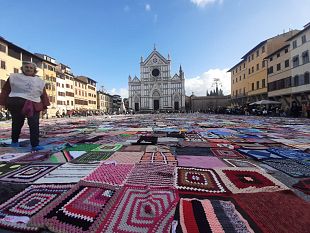violenza-sulle-donne-3000-coperte-in-piazza-santa-croce