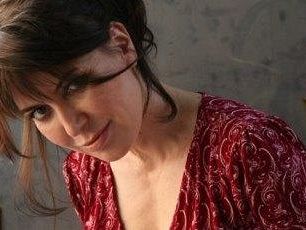 a811022045-universita-celebrato-il-funerale-della-didattica-br-giovedi-sabina-guzzanti-con-gli-studenti